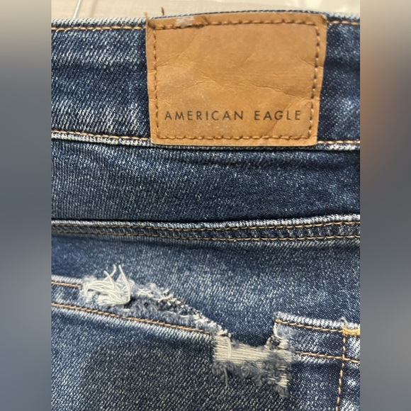 American Eagle Women’s ripped jeans 👖 - Picture 4 of 5